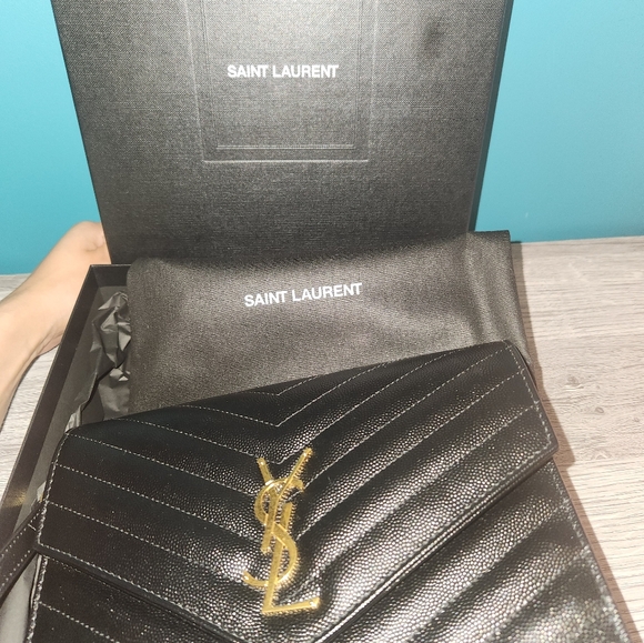 AUTHENTIC SAINT LAURENT QUILTED FLAP WRISTLET - Picture 11 of 16